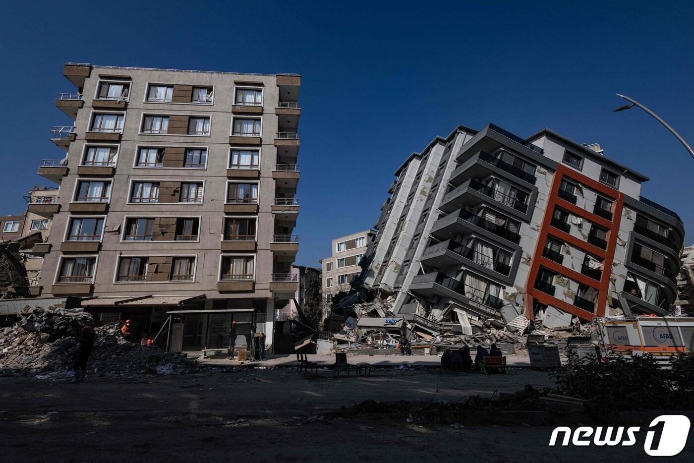 20일&#40;현지시간&#41; 튀르키예 안타키아 인근에서 강진이 발생한 2주일 만에 규모 6.4의 여진이 발생해 기울어진 아파트가 보이고 있다. ⓒ AFP=뉴스1 ⓒ News1 우동명 기자