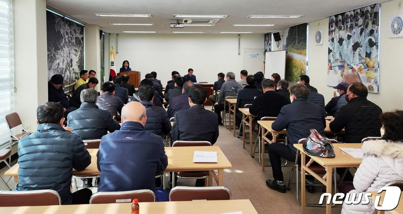 이원면 종합복지회관에서 진행된 회의 모습&#40;태안군 제공&#41;