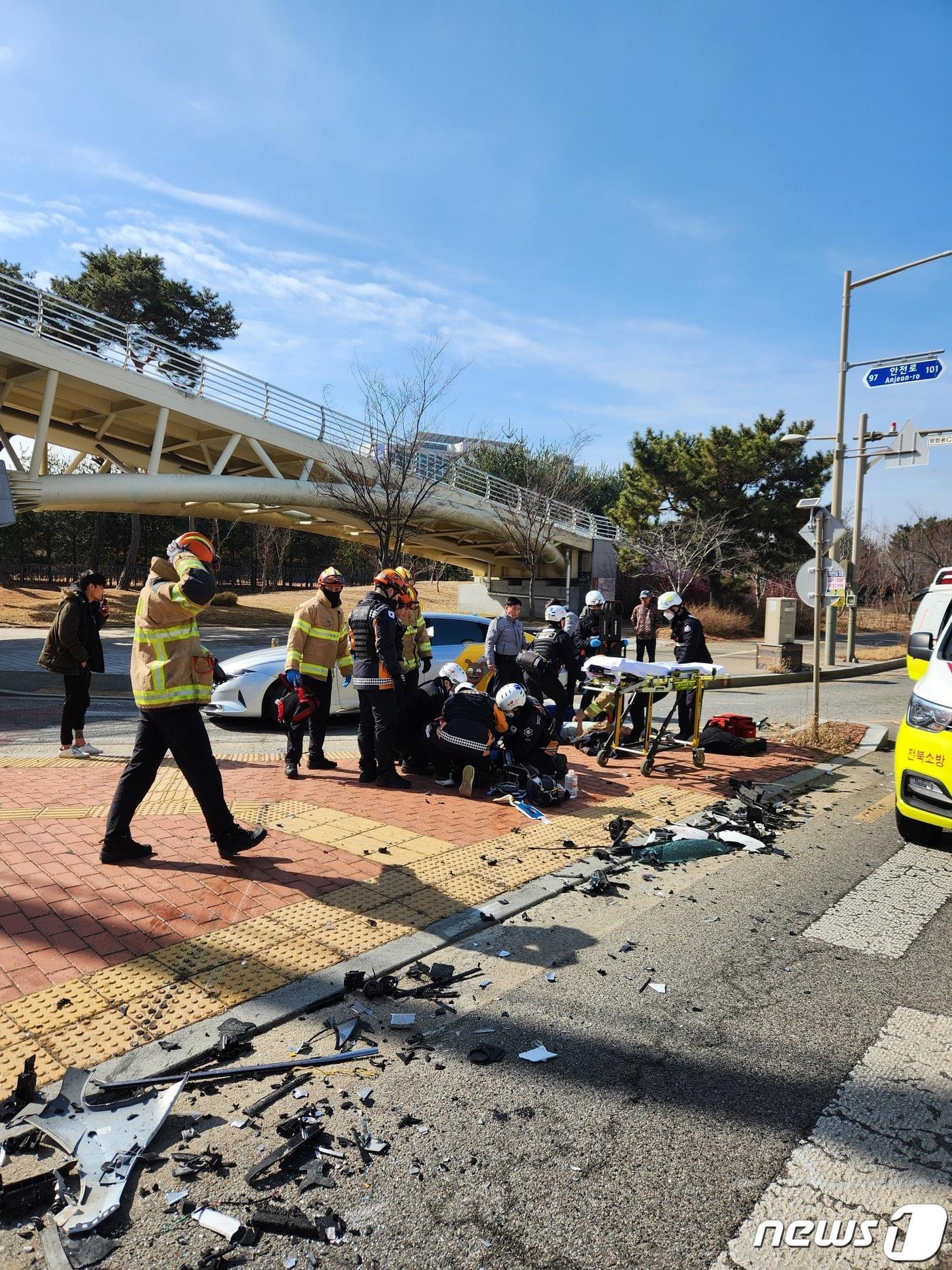 22일 오전 11시5분께 전북 완주군 이서면의 한 교차로에서 택시와 아반떼승용차가 충돌하는 사고가 발생했다.&#40;전북소방본부 제공&#41;2023.2.22/뉴스1