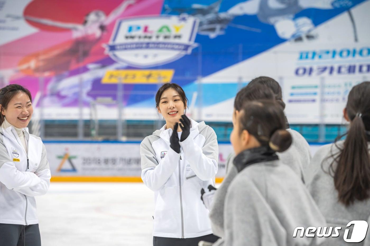 &#39;피겨여왕&#39; 김연아가 22일 강원도 강릉하키센터에서 열린 플레이윈터 피겨스케이팅 아카데미에서 선수들을 지도하고 있다. &#40;2018평창기념재단 제공&#41; 2023.2.22/뉴스1