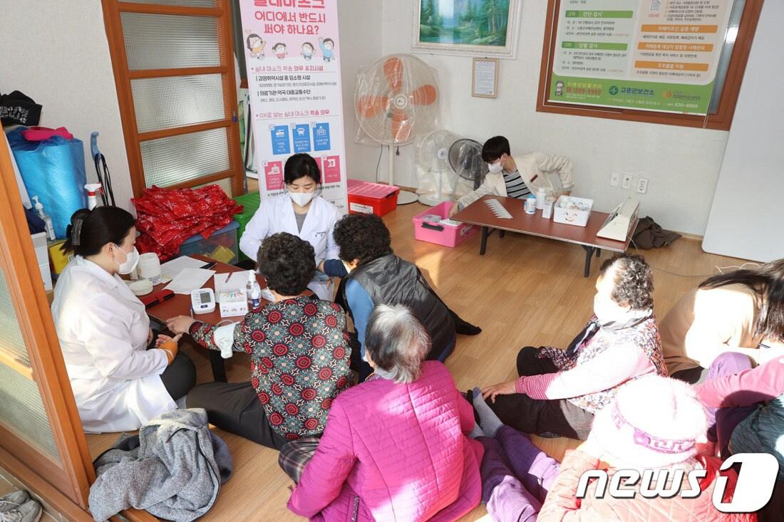 전남 고흥군은 23일 풍양면 남천마을을 찾아 마을 어르신들을 대상으로 복지서비스를 제공하고 있다.&#40;고흥군 제공&#41;2023.2.23/뉴스1