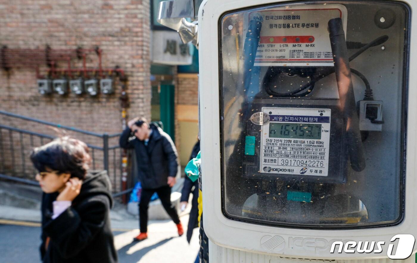 23일 서울 시내 한 건물에 전기계량기가 설치되어 있다. 2023.2.23/뉴스1 ⓒ News1 김도우 기자