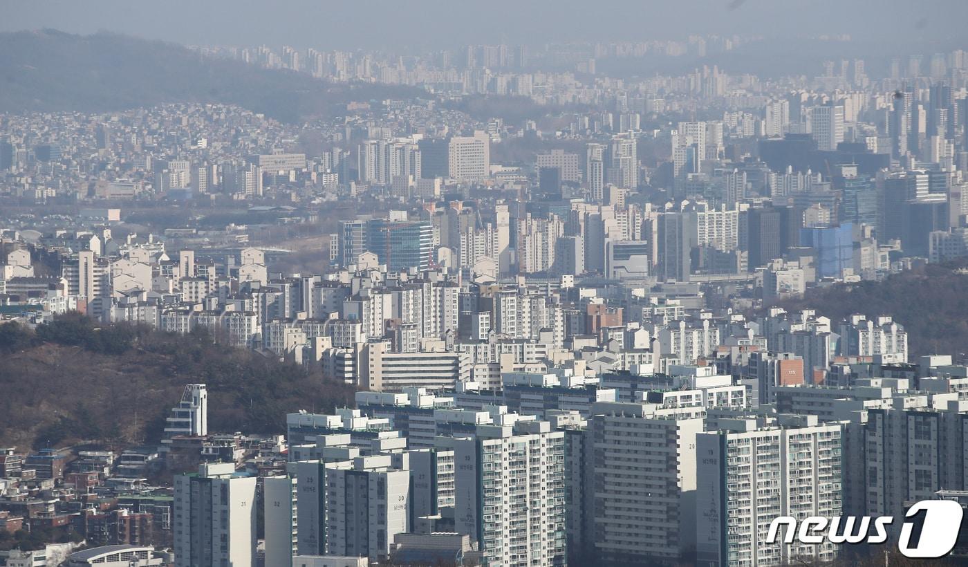 사진은 이날 오후 남산타워에서 바라본 아파트 단지 모습. 2023.2.24/뉴스1 ⓒ News1 김민지 기자