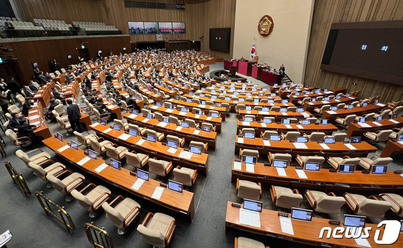 24일 서울 여의도 국회에서 열린 본회의가 국민의힘 의원들이 퇴장한 가운데 정회되고 있다. 이날 본회의에서는 진실화해를위한과거사정리위원회 위원에 여당 추천 몫인 이제봉 울산대 교육학과 교수가 선출되지 못했다. 이 교수의 과거 이력을 문제삼은 민주당이 반대했기 때문이다. 국민의힘은 이에 반발해 전원 퇴장해 본회의가 정회됐다. 2023.2.24/뉴스1 ⓒ News1 허경 기자