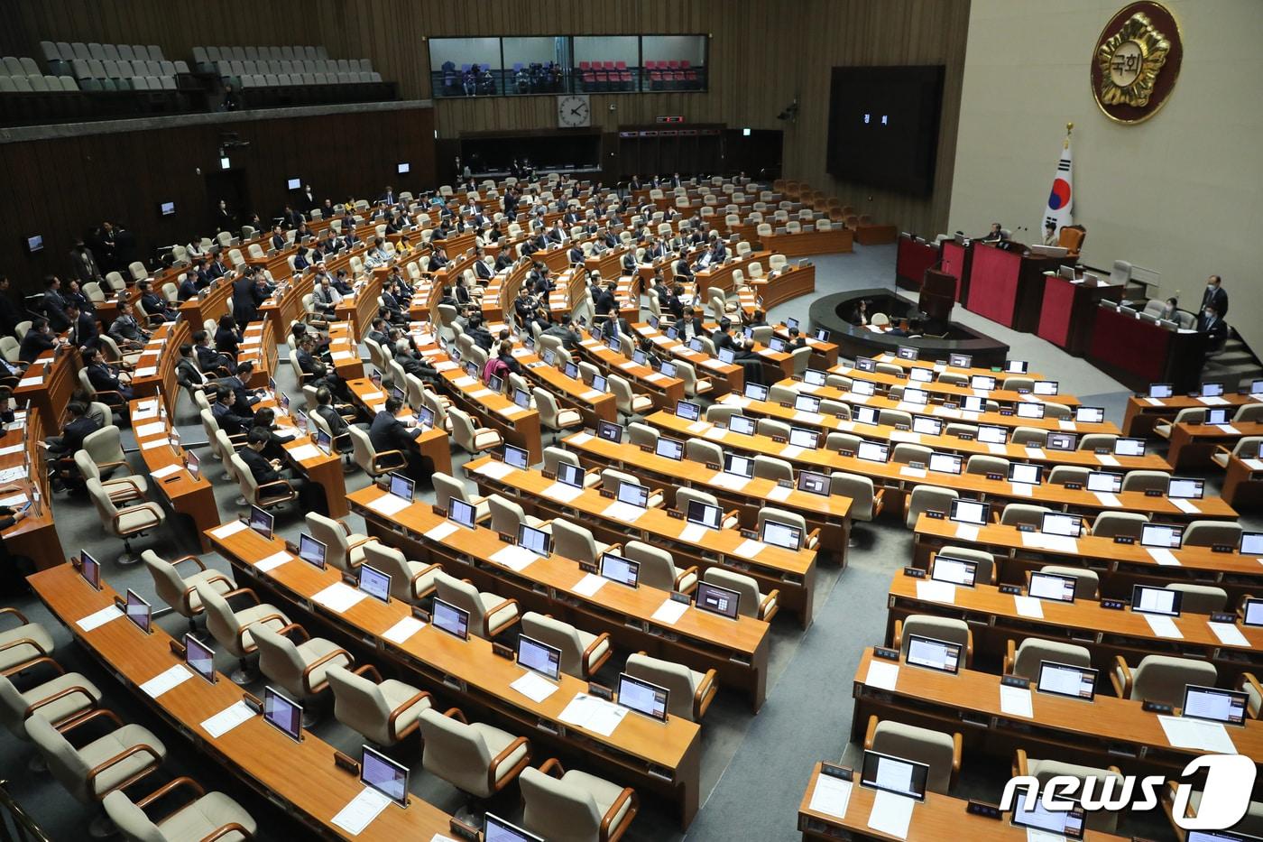 24일 서울 여의도 국회에서 열린 본회의가 국민의힘 의원들이 퇴장한 가운데 정회되고 있다. 이날 본회의에서는 진실화해를위한과거사정리위원회 위원에 여당 추천 몫인 이제봉 울산대 교육학과 교수가 선출되지 못했다. 이 교수의 과거 이력을 문제삼은 민주당이 반대했기 때문이다. 국민의힘은 이에 반발해 전원 퇴장해 본회의가 정회됐다. 2023.2.24/뉴스1 ⓒ News1 허경 기자