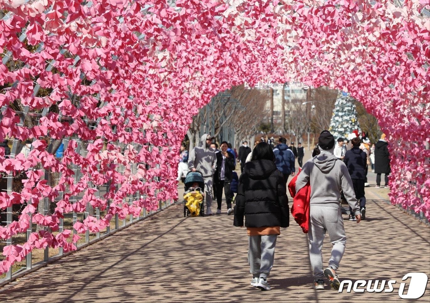 26일 오후 1시쯤 나들이객들이 부산 부산진구 부산시민공원의 꽃 모양으로 설치된 조형물을 통과하고 있다.2023.2.26/뉴스1 노경민 기자