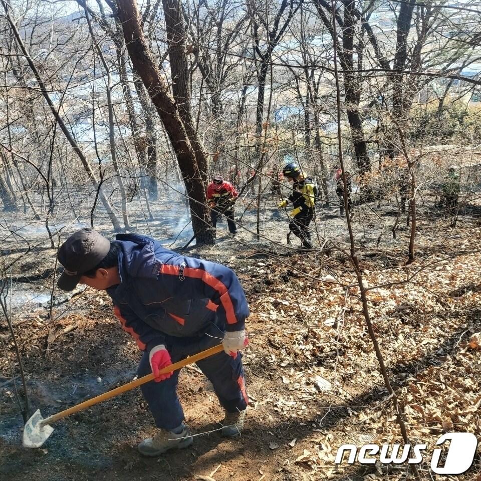 26일 오후 1시33분쯤 전남 순천시 서면 동산리에서 산불이 발생해 대원들이 잔불을 정리 중이다. &#40;산림청 제공&#41; 2023.2.26/뉴스1 ⓒ News1