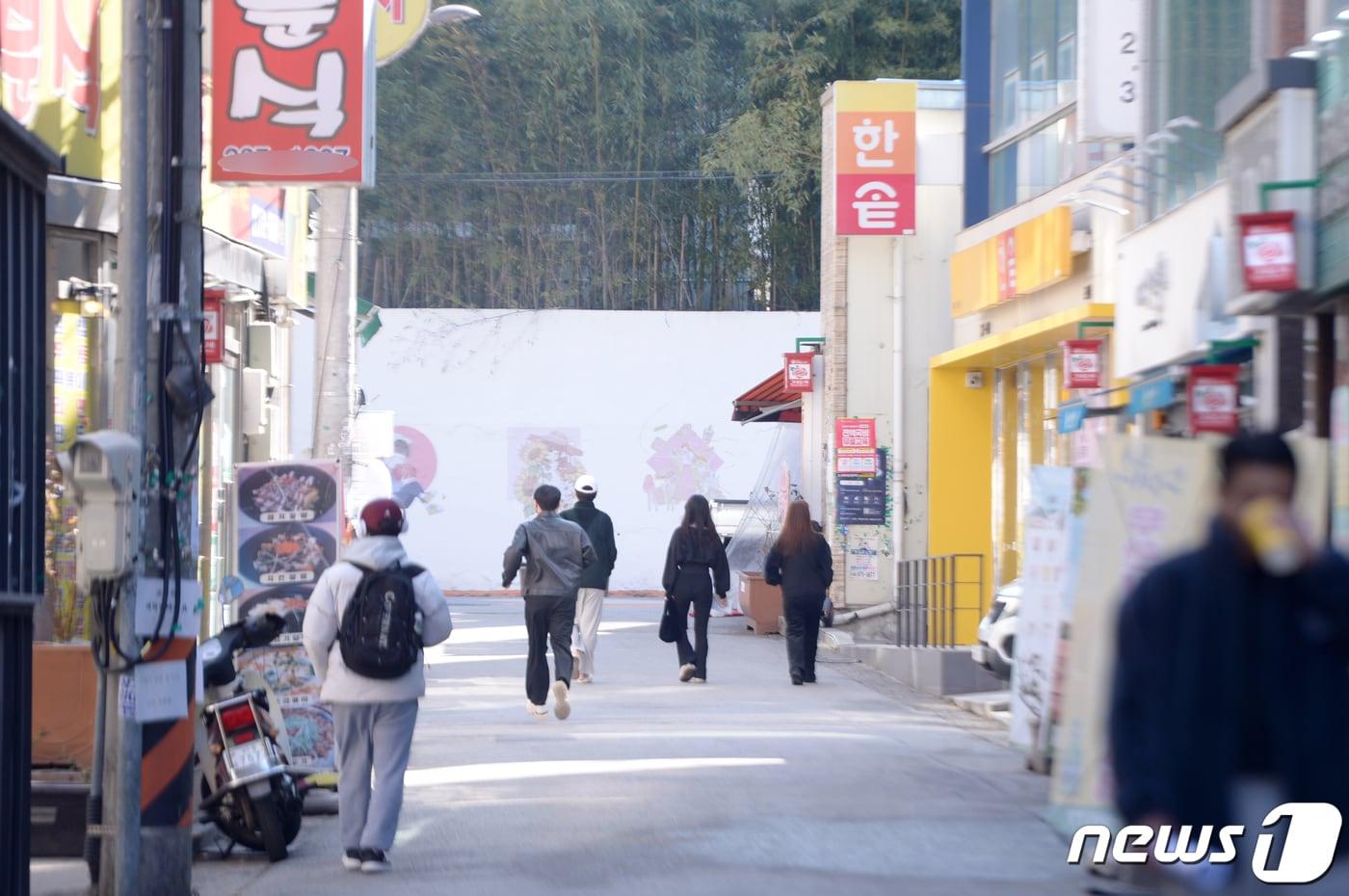 27일 오전 광주 동구 서석동 조선대학교 후문 식당가에서 학생들이 걸어가고 있다. 2023.2.27/뉴스1 ⓒ News1 이승현 기자