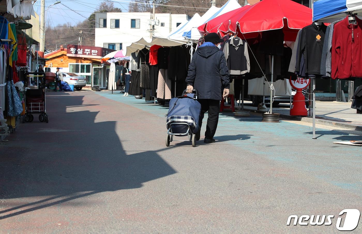 지난 2월24일 2월 마지막 오일장이 열린 경북 영양전통시장, 찾는 사람이 없어 시장이 한산한 모습이다. 