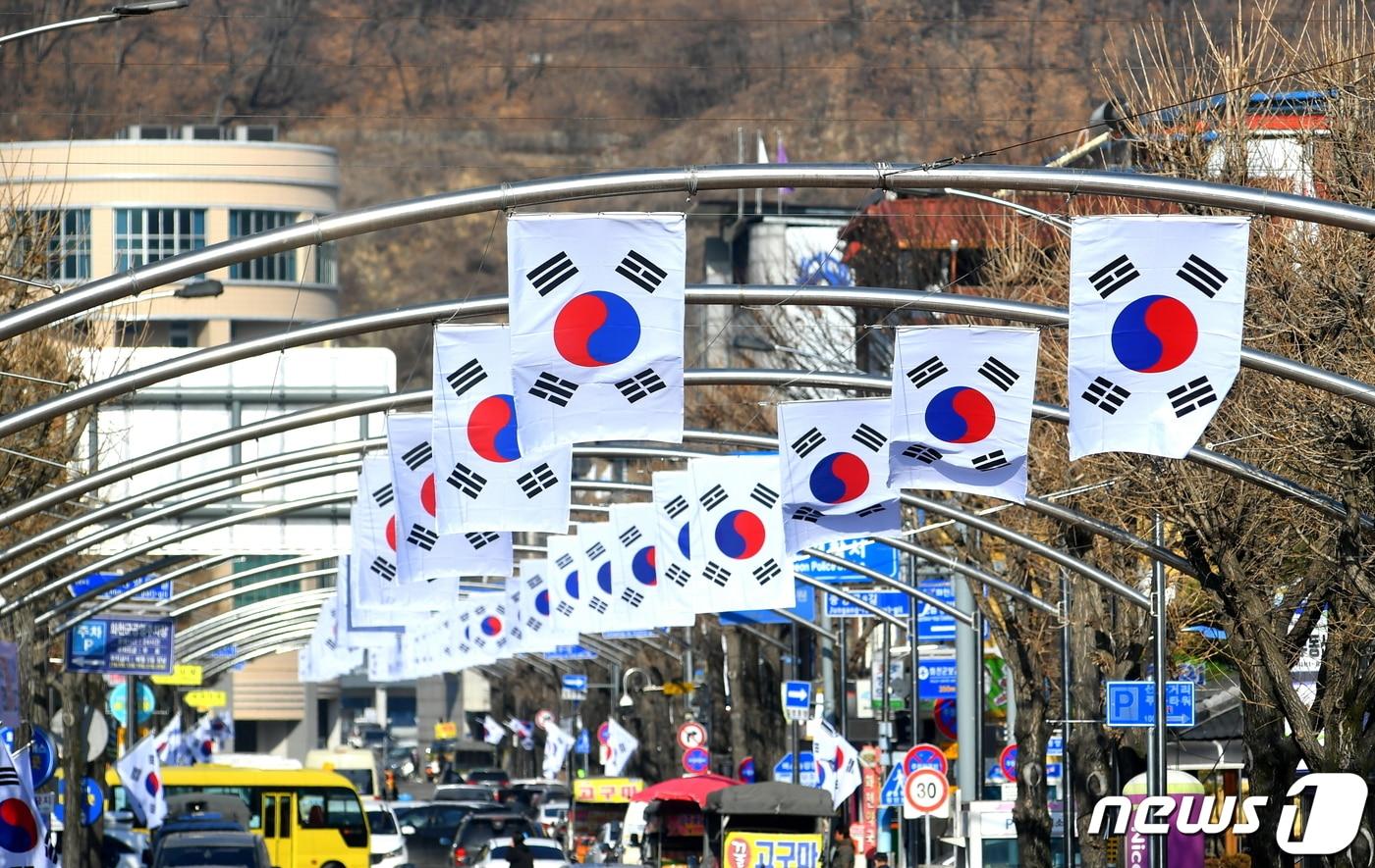 104주년 3·1절 맞아 강원 화천군, 지역 곳곳에 태극기 게양.&#40;화천군 제공&#41;