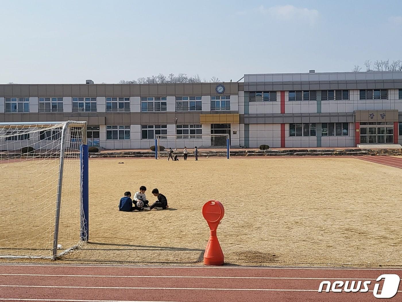 지난 24일 경북 의성군 한 초등학교에서 공놀이를 하고 있는 학생들.