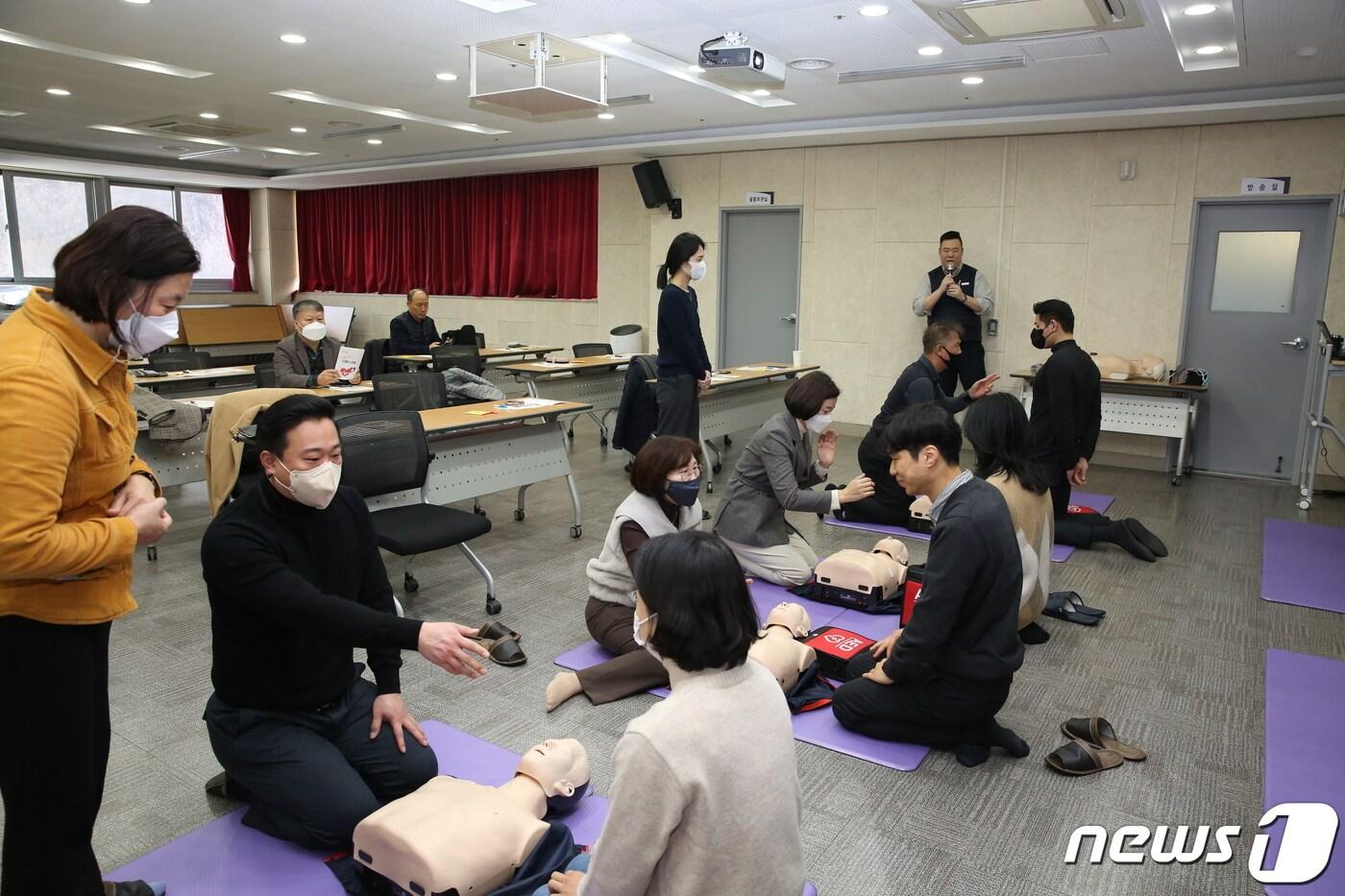 군포시 산본보건지소 대교육실에서 심폐소생술 교육을 받고 있는 군포시의원들.&#40;군포시의회 제공&#41;