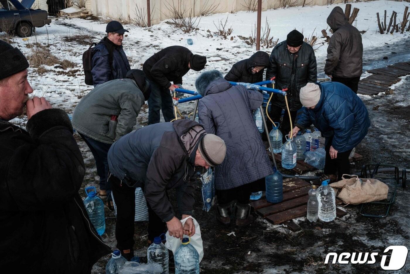 3일&#40;현지시간&#41; 우크라이나 동부 도네츠크주 바흐무트에서 주민들이 새로운 우물가에서 물을 기르고 있다. 2023.2.3 ⓒ AFP=뉴스1 ⓒ News1 정윤미 기자