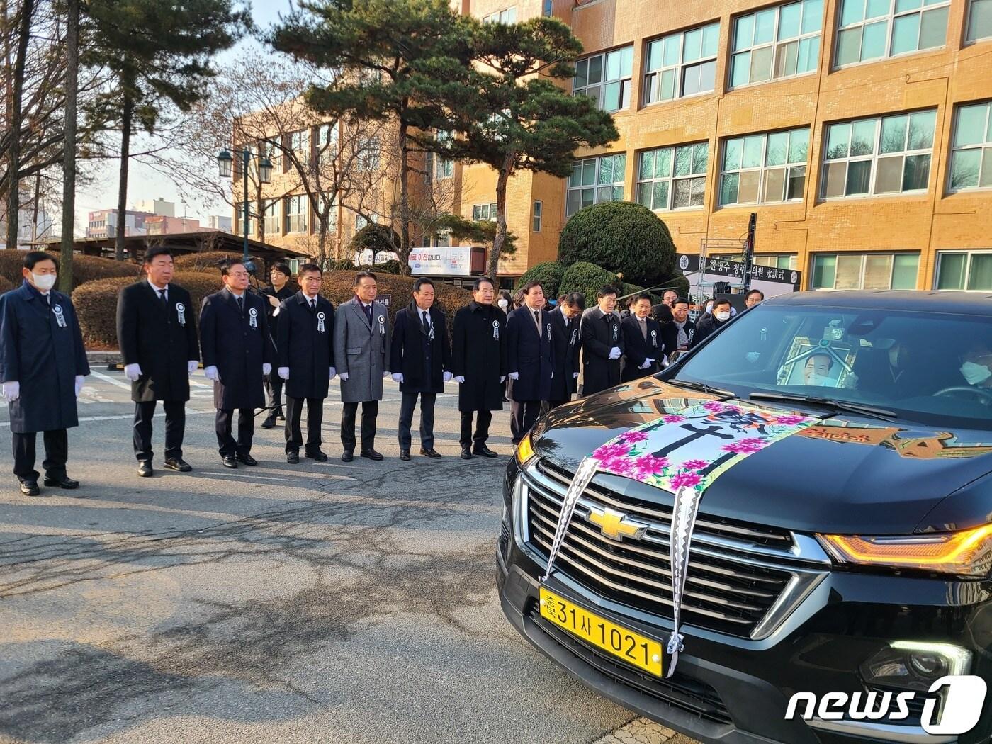 4일 옛 충북 청주시의회 앞에서 열린 더불어민주당 한병수 청주시의원의 영결식에서 참석자들이 한 의원의 마지막 길을 배웅하고 있다.2023.2.4/ⓒ 뉴스1 강준식 기자