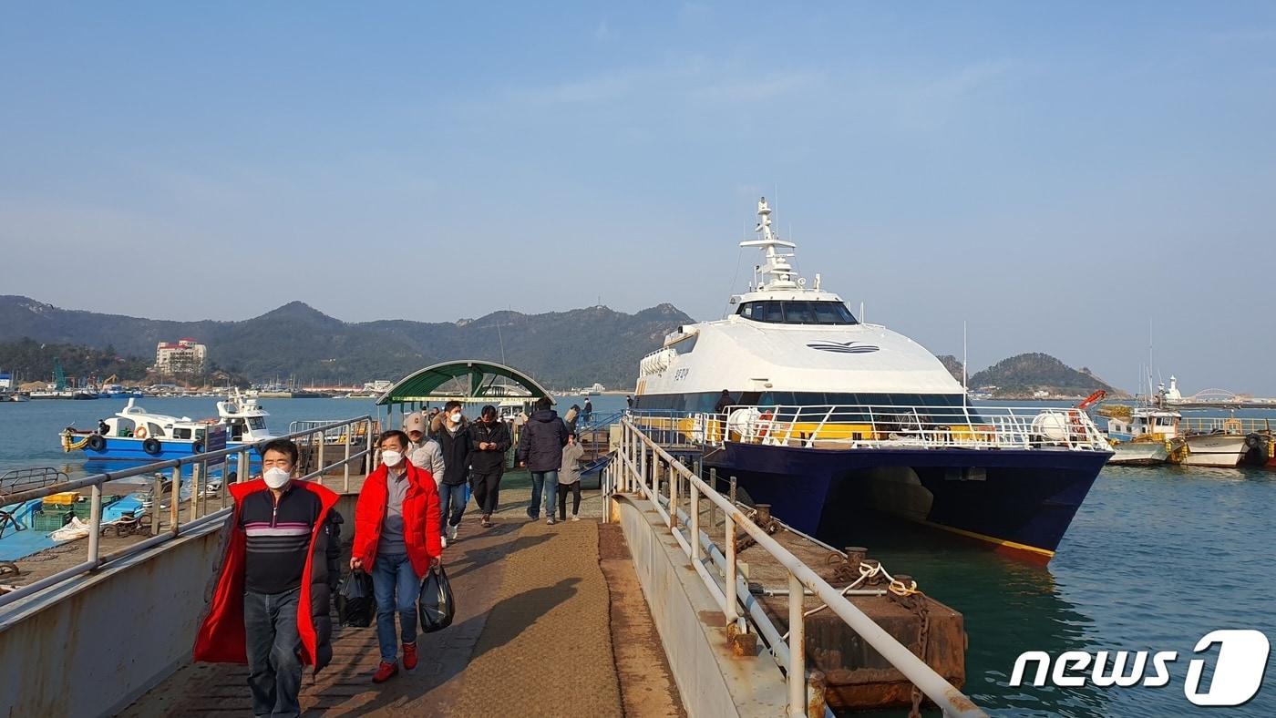 목포연안여객선 터미널에서 2시간 걸려 흑산도 예리항에 도착한 승객들이 내리고 있다.2023.2.4/뉴스1 ⓒ News1 박진규 기자