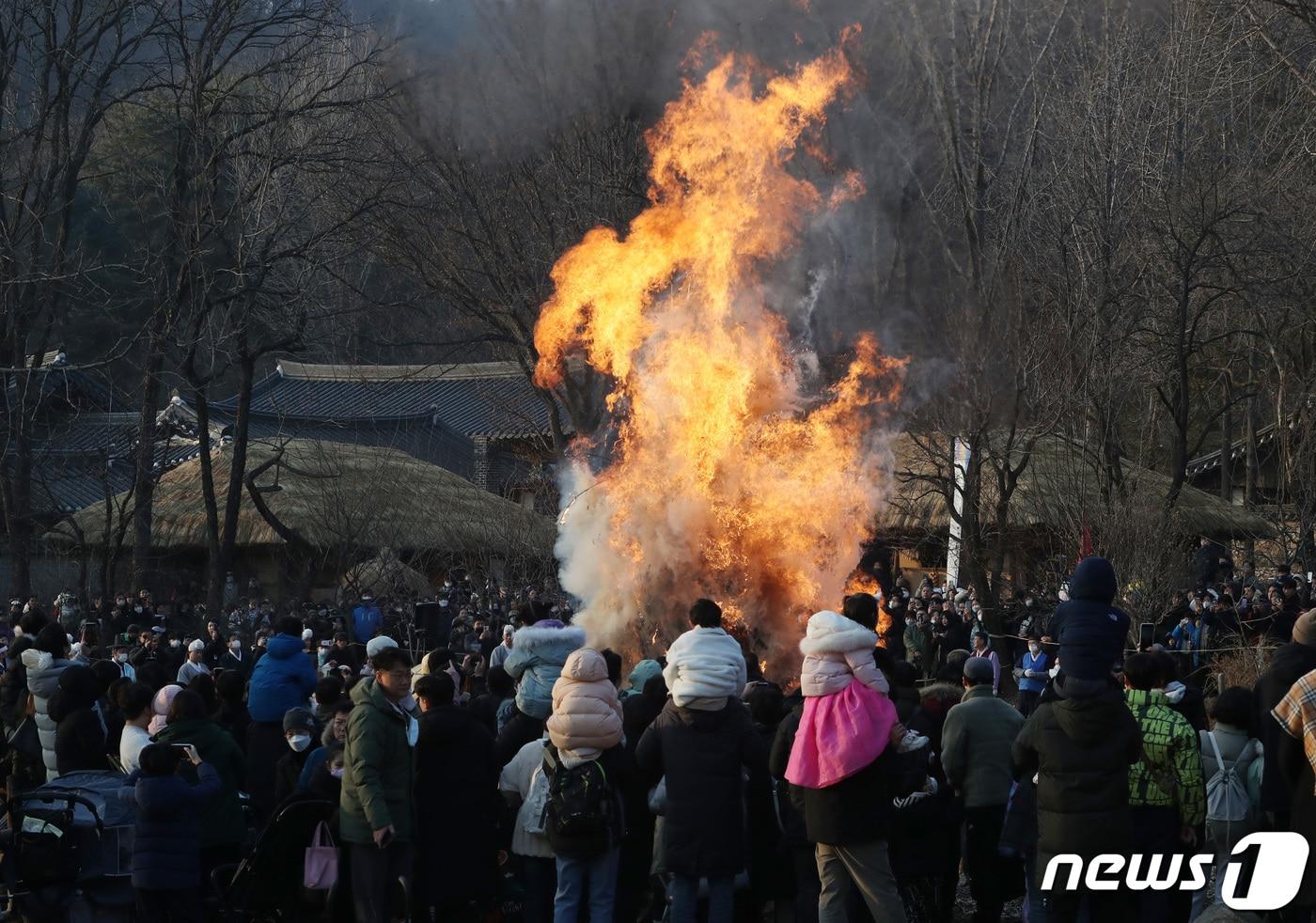 정월대보름인 5일 오후 경기 용인시 기흥구 한국민속촌에서 관람객들이 타오르는 달집을 바라보고 있다. 2023.2.5/뉴스1 ⓒ News1 김영운 기자