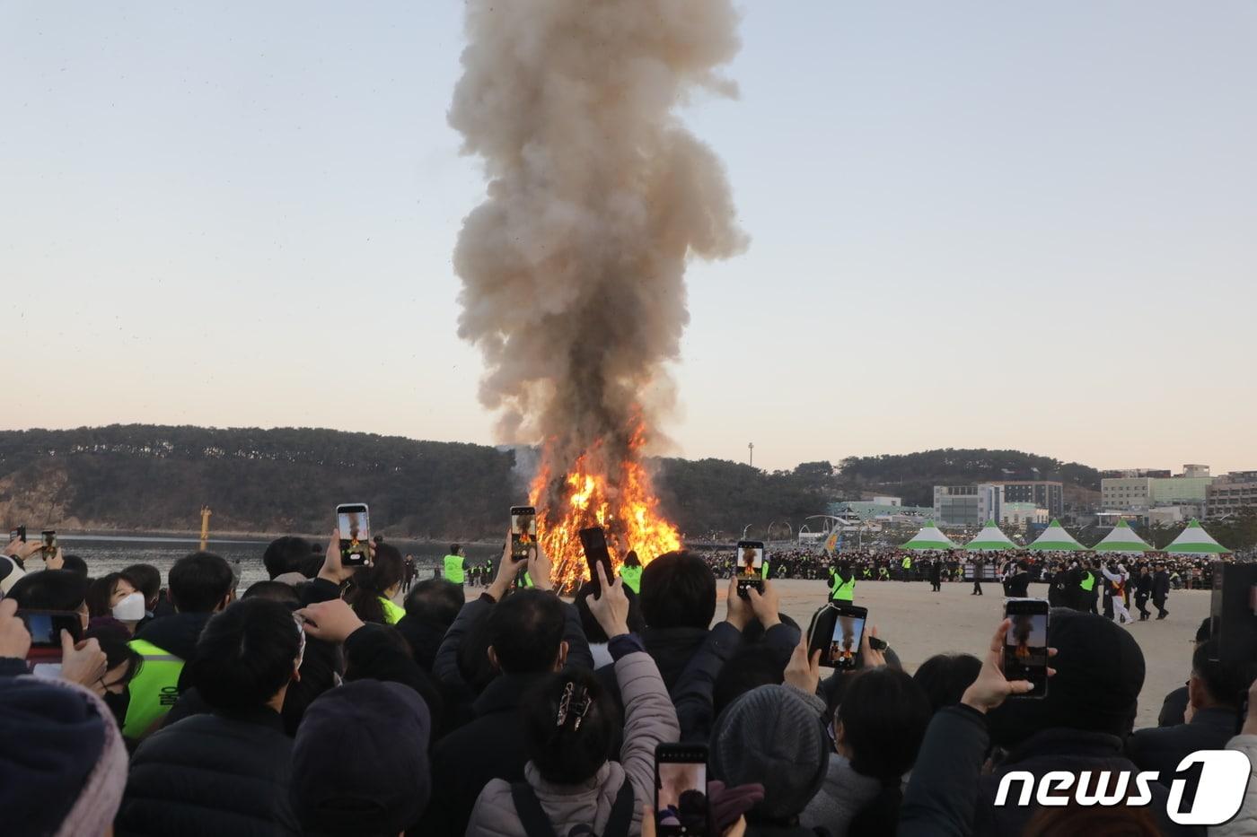 5일 오후 울산 동구 일산해수욕장에서 열린 정월대보름 행사에서 대형 달집이 불에 타고 있다. 2023.2.5/뉴스1@news1 이재승 기자