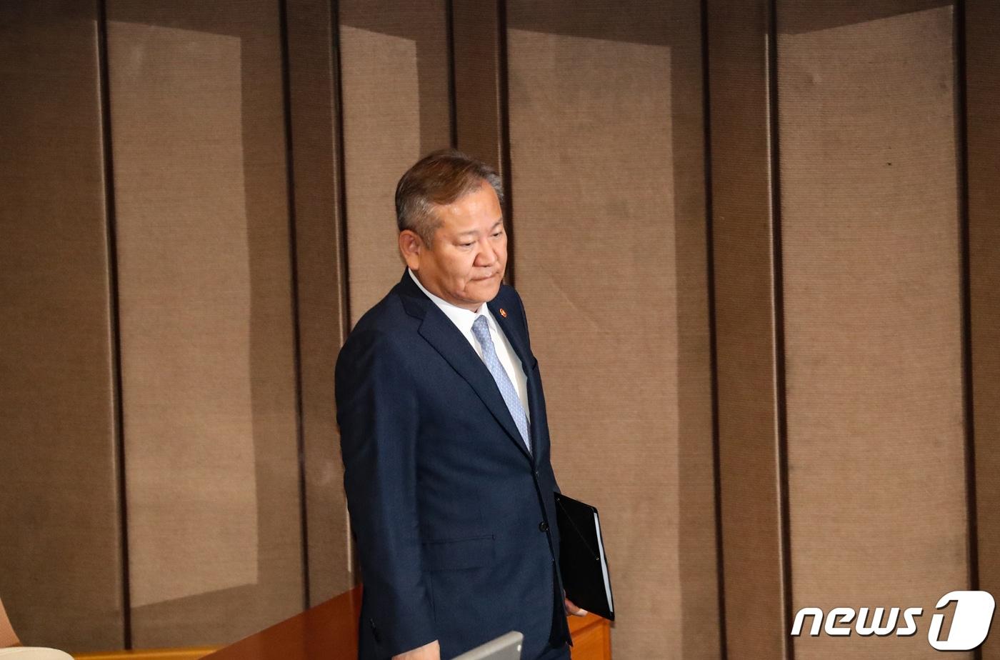 이상민 행정안전부 장관이 6일 서울 여의도 국회에서 열린 정치·외교·통일·안보 분야 대정부질문에서 정청래 더불어민주당 의원의 질의에 답하기 위해 발언대로 향하고 있다. 2022.2.6/뉴스1 ⓒ News1 허경 기자