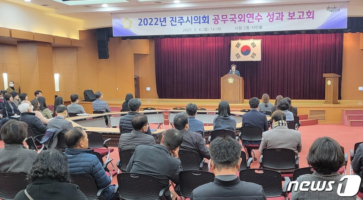 진주시의회 양해영 의장이 6일 시청 시민홀에서 개최된 &#39;2022년 이탈리아 공무국외연수&#39; 성과 보고회에서 인사말을 하고 있다. 2023.2.6 뉴스1/한송학기자