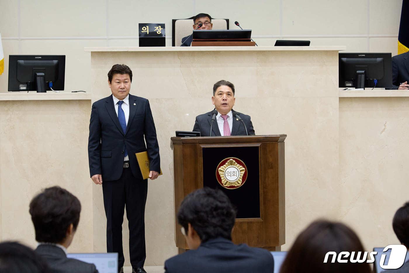 &#39;난방비 지원 대책 마련 촉구 성명서&#39;를 대표발의한 이창식 의원이 제안 설명을 하고 있다.&#40;용인시의회 제공&#41;