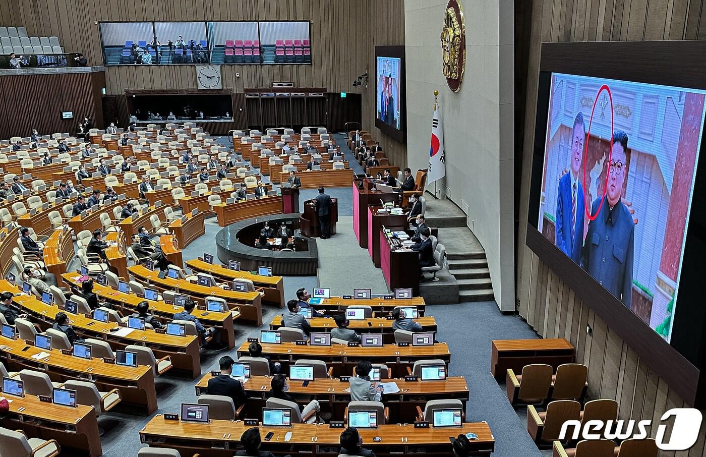 권영세 통일부 장관이 6일 서울 여의도 국회에서 열린 정치·외교·통일·안보 분야 대정부질문에서 태영호 국민의힘 의원의 질의에 답하고 있다. 2022.2.6/뉴스1 ⓒ News1 이재명 기자