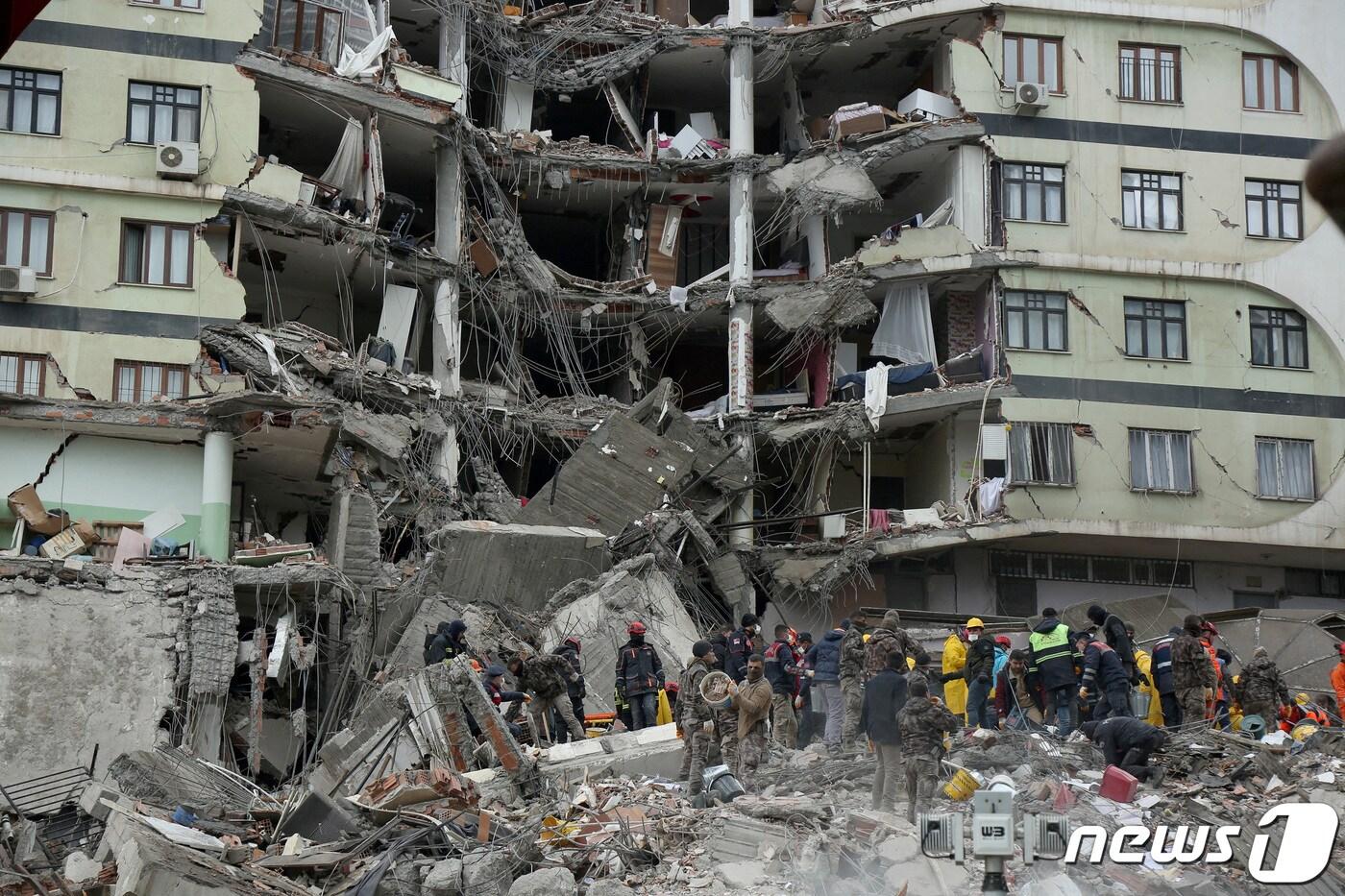 구조대원들이 6일&#40;현지시간&#41; 튀르키예&#40;터키&#41; 디야르바키르에서 발생한 지진 후 잔해 속에서 생존자를 찾고 있다. 튀르키예와 시리아 측 발표에 따르면 이날 지진으로 인한 사망자는 1400명을 넘었다. 23.02.06 ⓒ 로이터=뉴스1 ⓒ News1 김예슬 기자