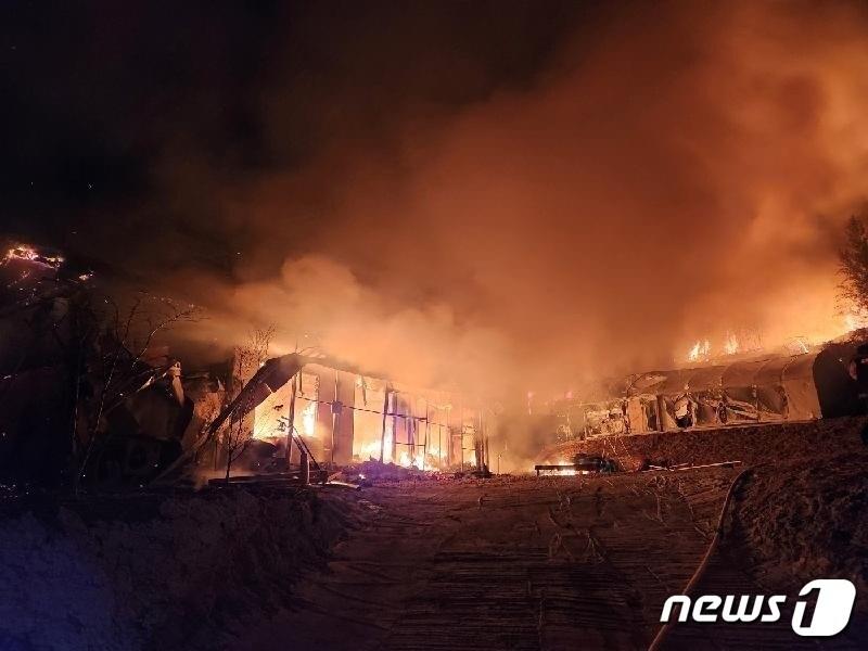 6일 오후 7시20분쯤 경북 성주군 용암면 한 대나무밭에서 원인 모를 불이 나 소방당국이 진화 중이다.&#40;경북소방본부 제공&#41;/뉴스1