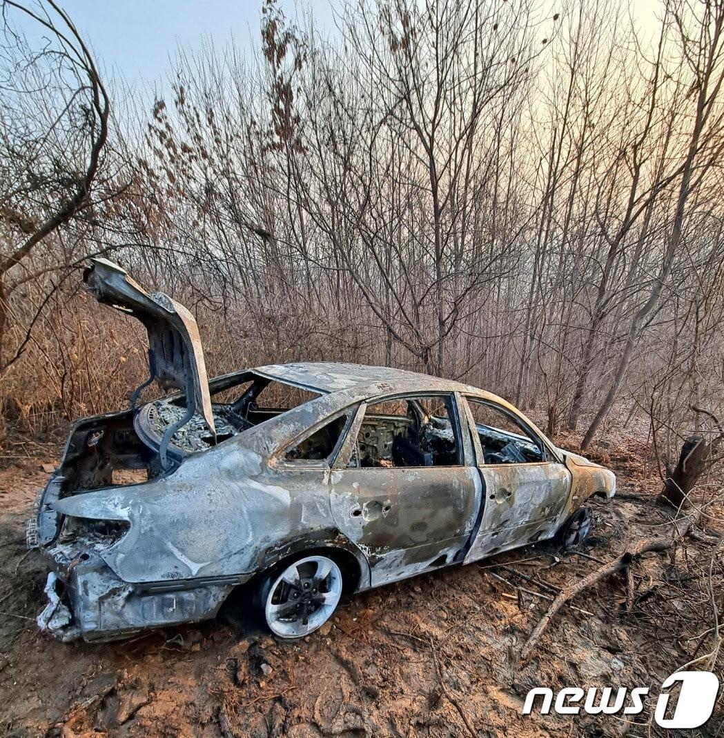 경기 오산시 독산성 산길에서 추락 후 화재로 전소된 승용차.&#40;경기도소방재난본부 제공&#41;