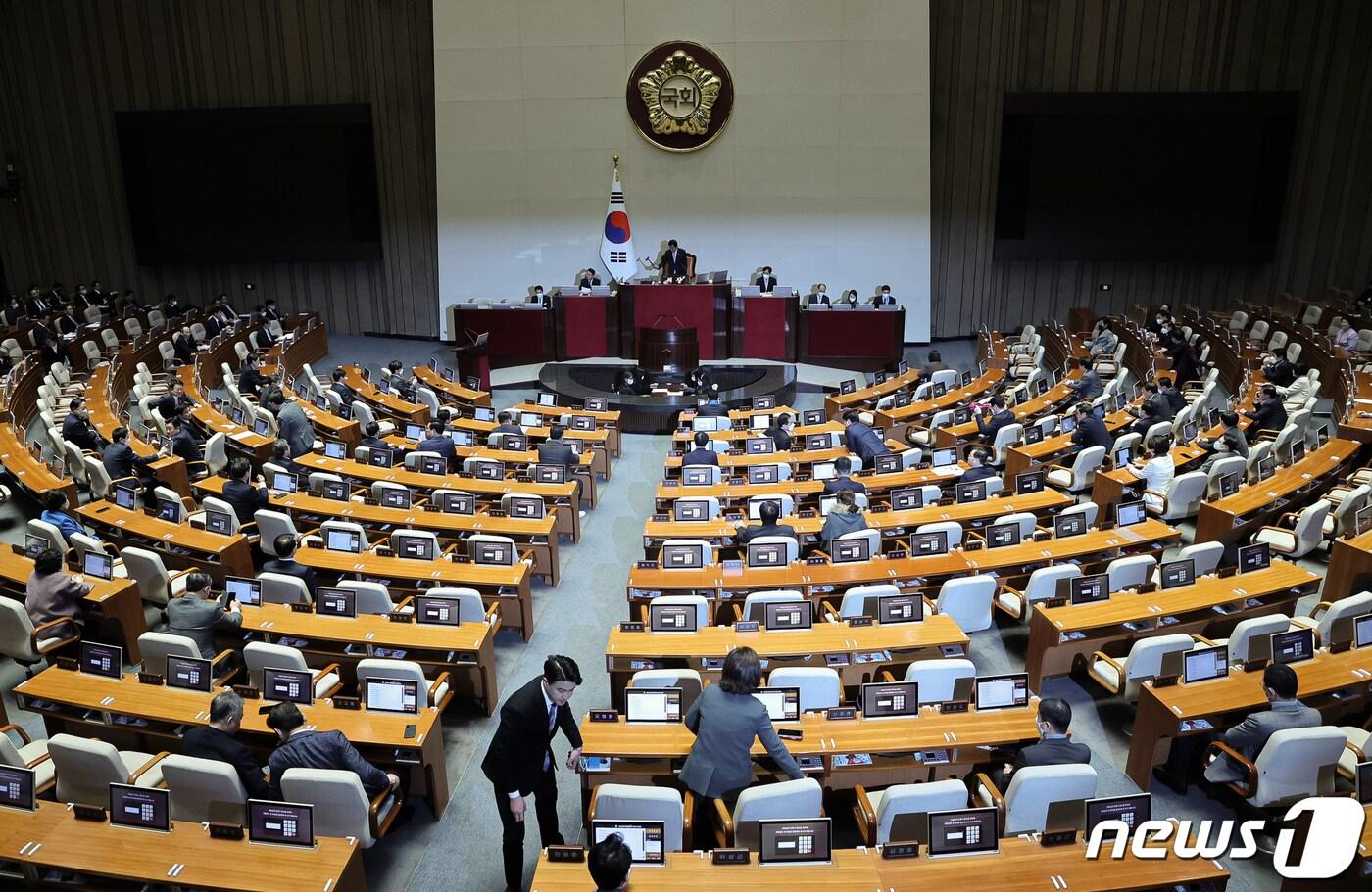 김진표 국회의장이 7일 오후 서울 여의도 국회에서 열린 제403회 국회&#40;임시회&#41; 제3차 본회의 경제 분야 대정부 질문에서 의사봉을 두드리고 있다. 2023.2.7/뉴스1 ⓒ News1 이재명 기자