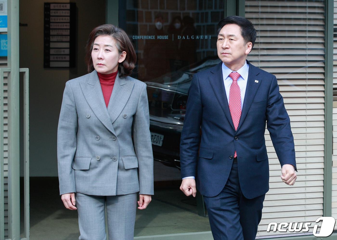 나경원 국민의힘 전 원내대표가 7일 오후 서울 중구 달개비에서 김기현 당대표 후보와 오찬 회동을 마친 후 전당대회 관련 입장을 발표하기 위해 이동하고 있다. 2023.2.7/뉴스1 ⓒ News1 안은나 기자