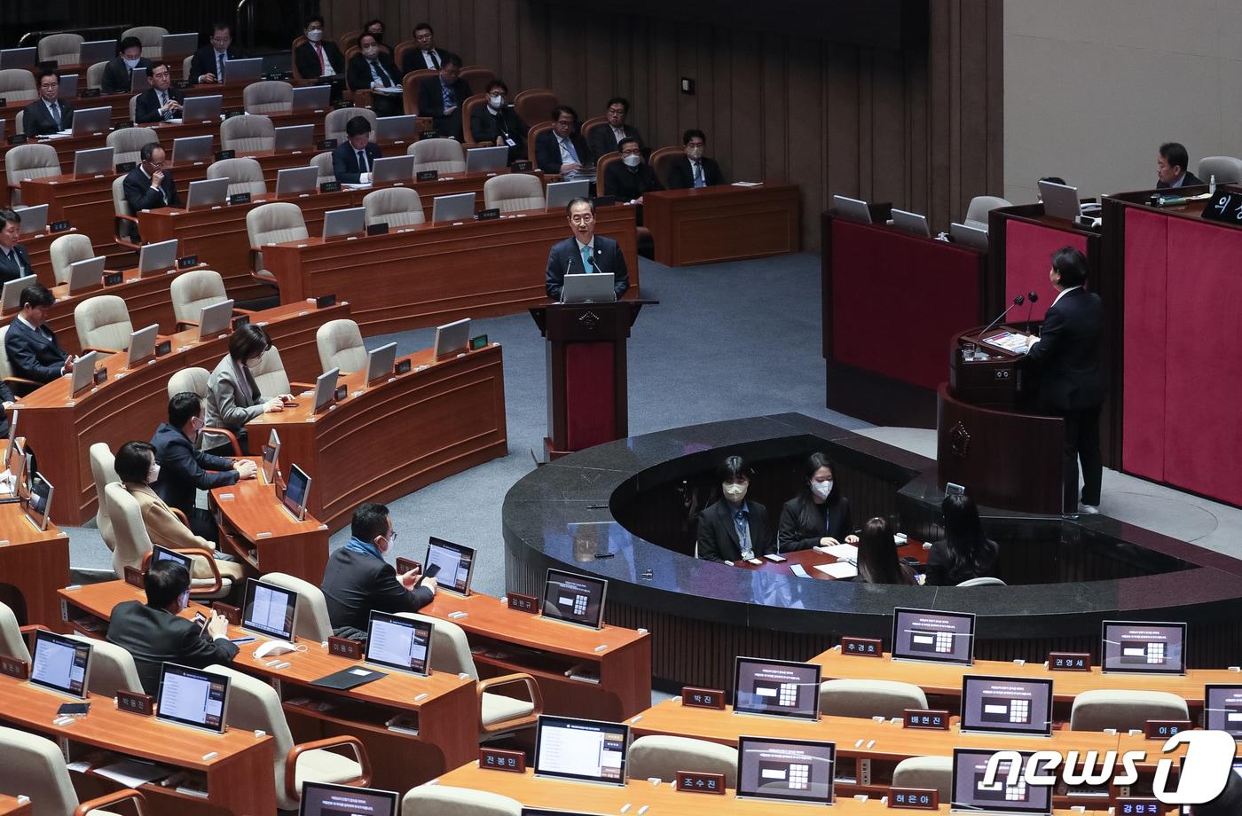 한덕수 국무총리가 7일 오후 서울 여의도 국회에서 열린 제403회 국회&#40;임시회&#41; 제3차 본회의 경제 분야 대정부 질문에서 서영교 더불어민주당 의원 질문에 답변하고 있다. 2023.2.7/뉴스1 ⓒ News1 이재명 기자