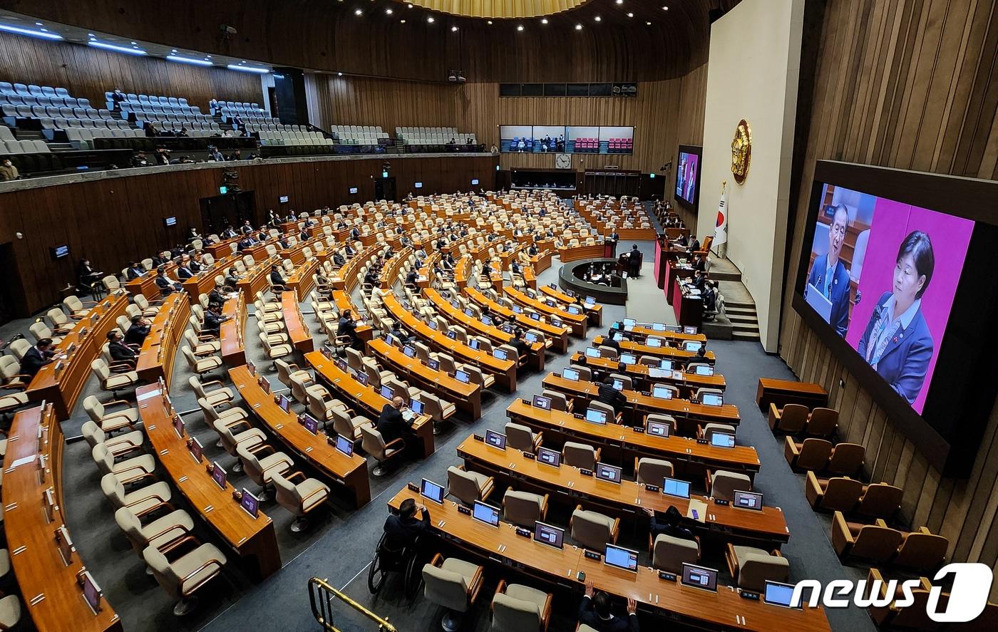 한덕수 국무총리가 7일 서울 여의도 국회에서 열린 제403회 국회&#40;임시회&#41; 제3차 본회의 경제 분야 대정부 질문에서 서영교 더불어민주당 의원의 질문에 답하고 있다. 2023.2.7/뉴스1 ⓒ News1 유승관 기자