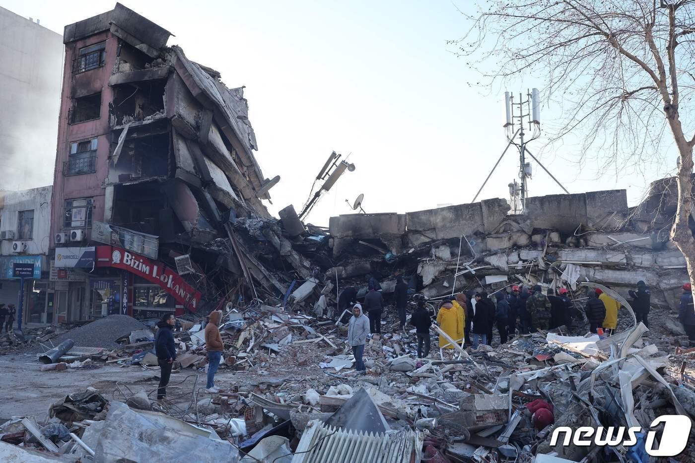7일 &#40;현지시간&#41; 규모 7.8의 강진의 강타로 7000여명이 숨진 튀르키예의 카라만마라슈에서 폭격을 맞은 듯이 허물어진 건물이 보인디. ⓒ AFP=뉴스1 ⓒ News1 우동명 기자