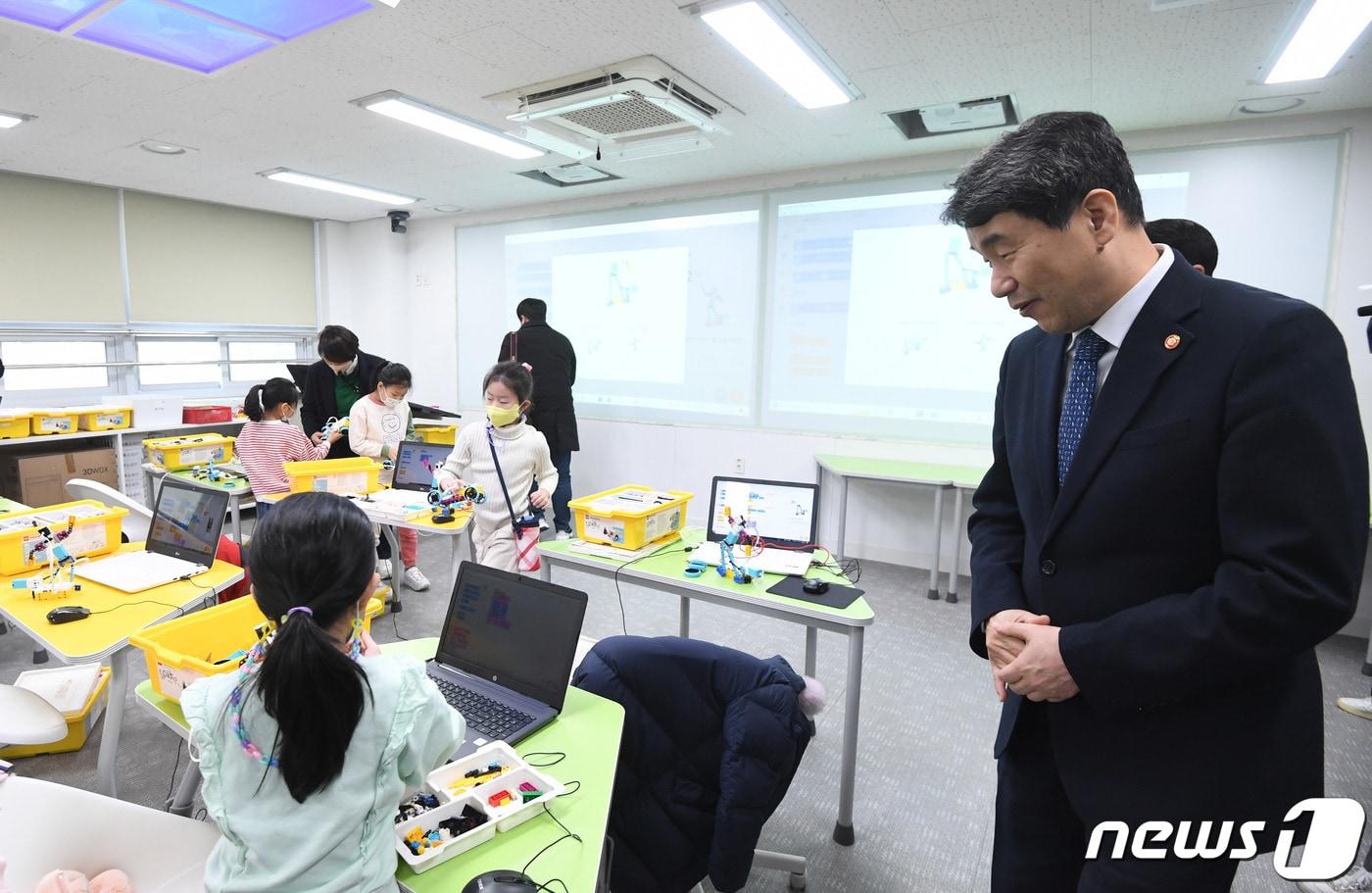 이주호 부총리 겸 교육부 장관이 늘봄학교 현장을 살펴보고 있다. &#40;공동취재&#41; /뉴스1 ⓒ News1 이승배 기자