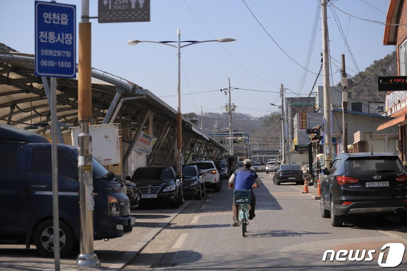 지난달 27일 5일장이 열린 연천읍 전통시장 주차장이 오가는 사람이 드문 가운데 썰렁한 분위기를 보이고 있다. /박대준 기자