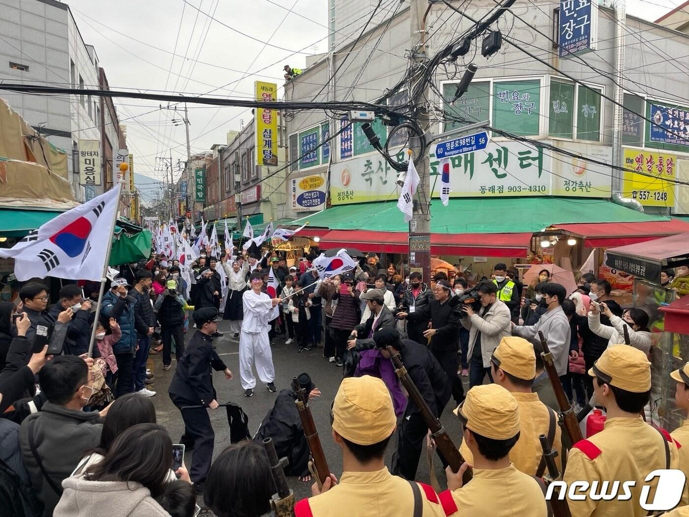 부산 동래구에서 1일 오전 10시30분 진행된 ‘동래 3.1독립만세운동 재현행사’에서 거리 행진이 이어지고 있다.2023.3.1/뉴스1 ⓒ News1 강승우 기자