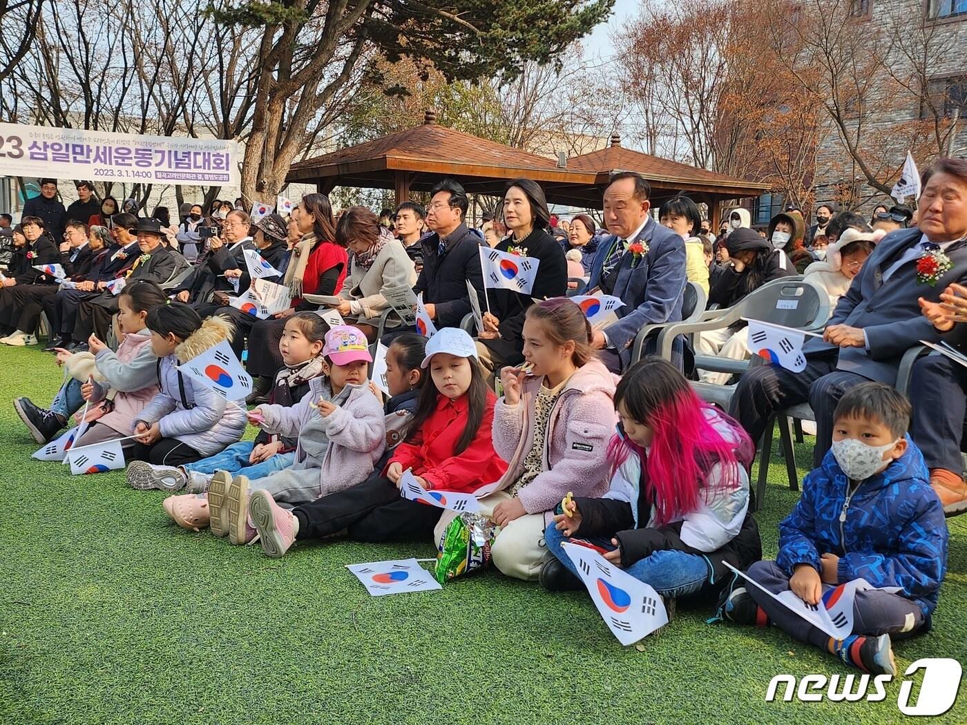 광주 광산구 월곡동 고려인마을에서 우크라이나에서 온 고려인 아이들이 태극기를 들고 삼일만세운동기념대회에 참석했다.2023.3.1./뉴스1