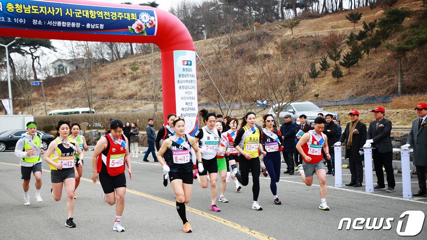 15개 시·군 육상선수가 1일 3.1절 기념 충남도지사기 역전경주대회에서 각축전을 벌이는 모습&#40;서산시 제공&#41;