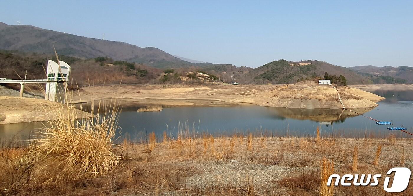 지난 3월 10일 오전 광주지역 주요 식수원인 전남 화순군 이서면의 동복댐이 메말라 바닥을 드러내고 있다. 2023.3.10/뉴스1 ⓒ News1 최성국 기자