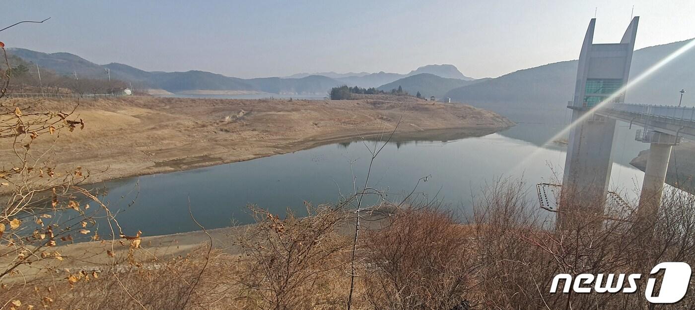 10일 오전 광주지역 주요 식수원인 전남 화순군 이서면의 동복댐이 메말라 바닥을 드러내고 있다. 전날 기준 동복댐의 저수율은 20.11%로 20% 붕괴를 코 앞에 두고 있다. 2023.3.10/뉴스1 ⓒ News1 최성국 기자