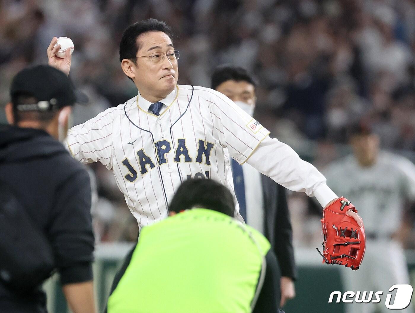 10일 오후 일본 도쿄돔에서 열리는 2023 월드베이스볼클래식&#40;WBC&#41; B조 1라운드 대한민국과 일본의 경기를 앞두고 기시다 후미오 일본 총리가 시구를 하고 있다. 2023.3.10/뉴스1 ⓒ News1 김진환 기자