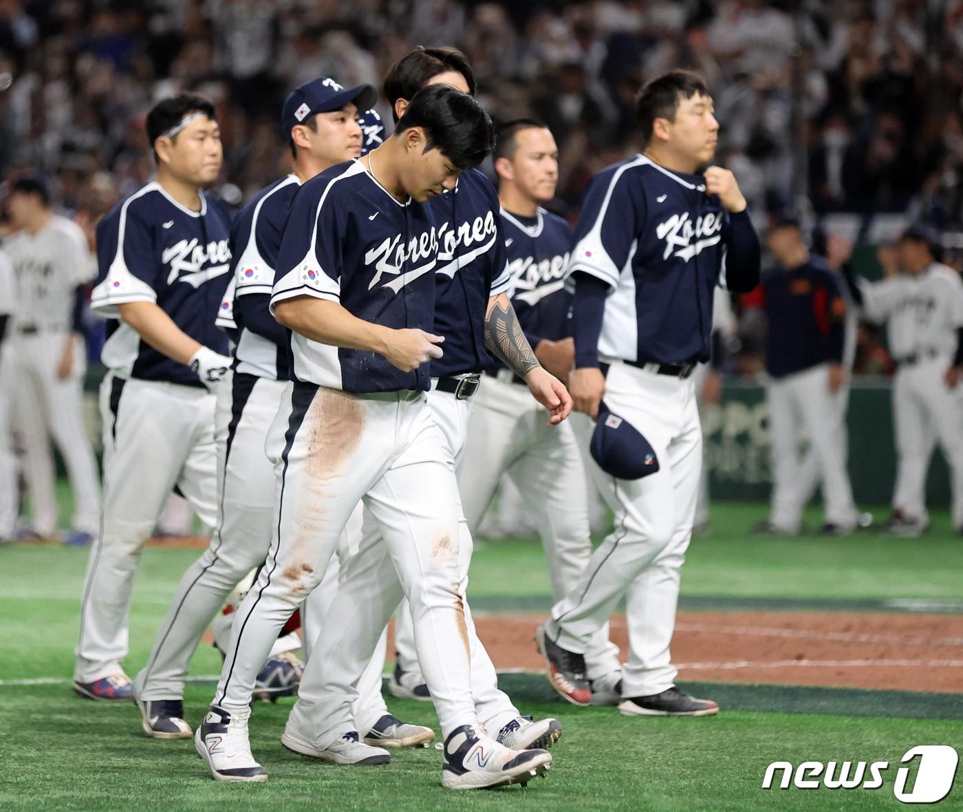 10일 오후 일본 도쿄돔에서 열린 2023 월드베이스볼클래식&#40;WBC&#41; B조 1라운드 대한민국과 일본의 경기, 4대13 대패를 당한 대표팀 선수들이 관중석에 인사 후 그라운드를 빠져나가고 있다. 2023.3.10/뉴스1 ⓒ News1 김진환 기자