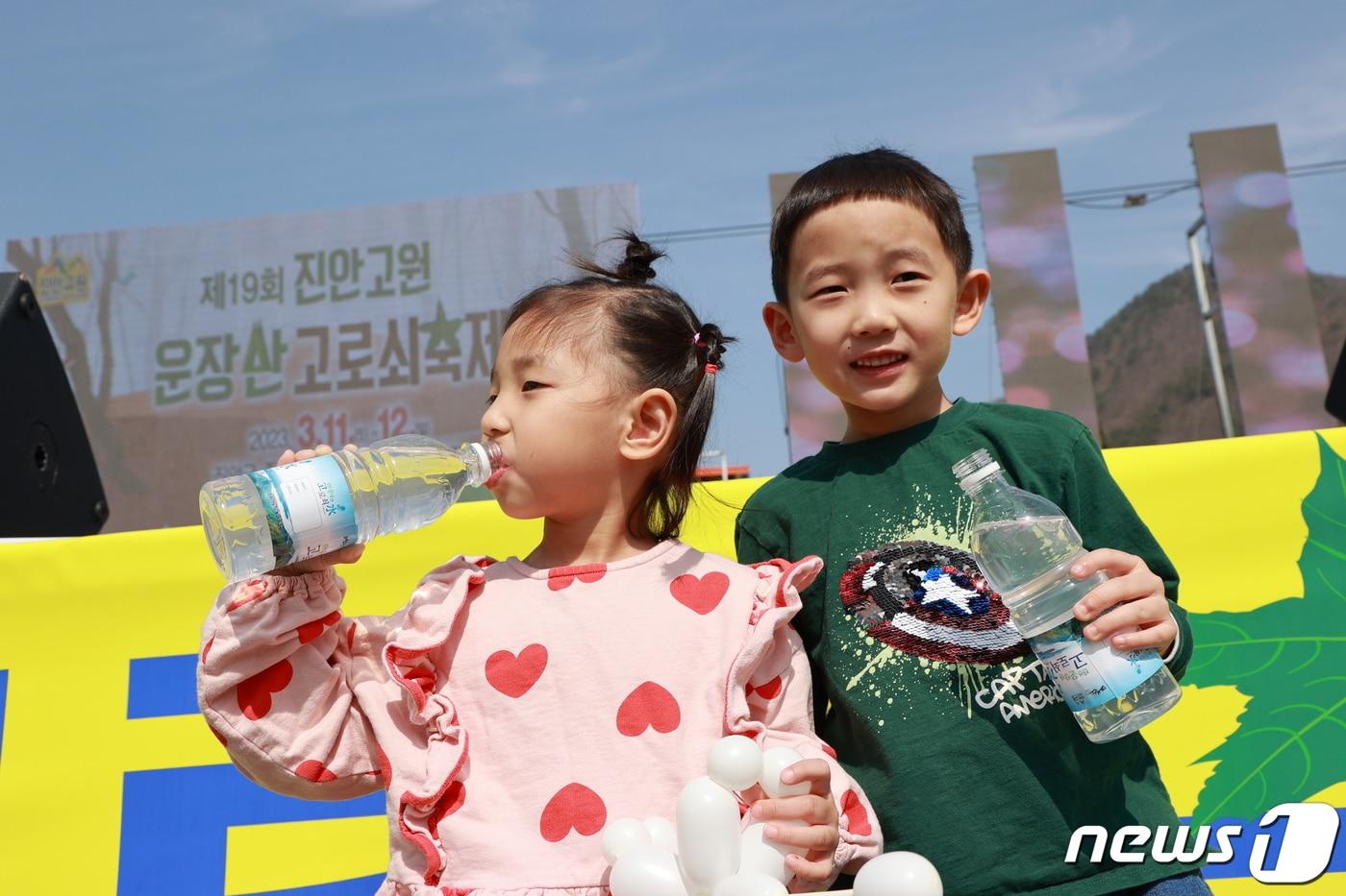 11일 전북 진안군 주천면 운일암반일암 삼거광장에서 운장산 고로쇠 축제가 개막된 가운데 전주에서 온 어린이들이 고로쇠를 마시고 있다.&#40;진안군제공&#41;2023.3.11/뉴스1 ⓒ News1 김동규 기자