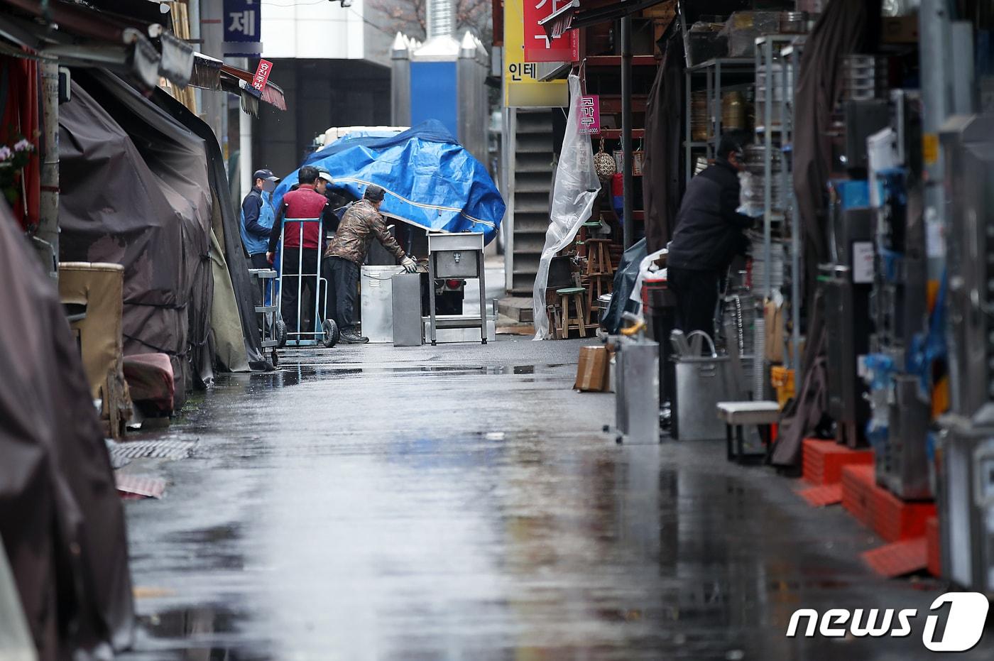 소상공인과 자영업자들이 고금리와 대출 부담, 공공 요금 상승 등으로 어려움에 직면한 가운데 12일 오전 서울 중구 황학동 주방거리에서 작업자들이 중고 주방기구를 정리하고 있다. 중기부는 고물가와 소비 위축으로 어려움을 겪고 있는 소상공인들을 위해 현장에서 수렴한 건의사항을 검토해 3월 관계부처 합동으로 수립하는 &#39;제2차 소상공인 지원 기본계획&#40;2023~2025&#41;&#39;에 반영할 계획이다. 2023.3.12/뉴스1 ⓒ News1 박정호 기자