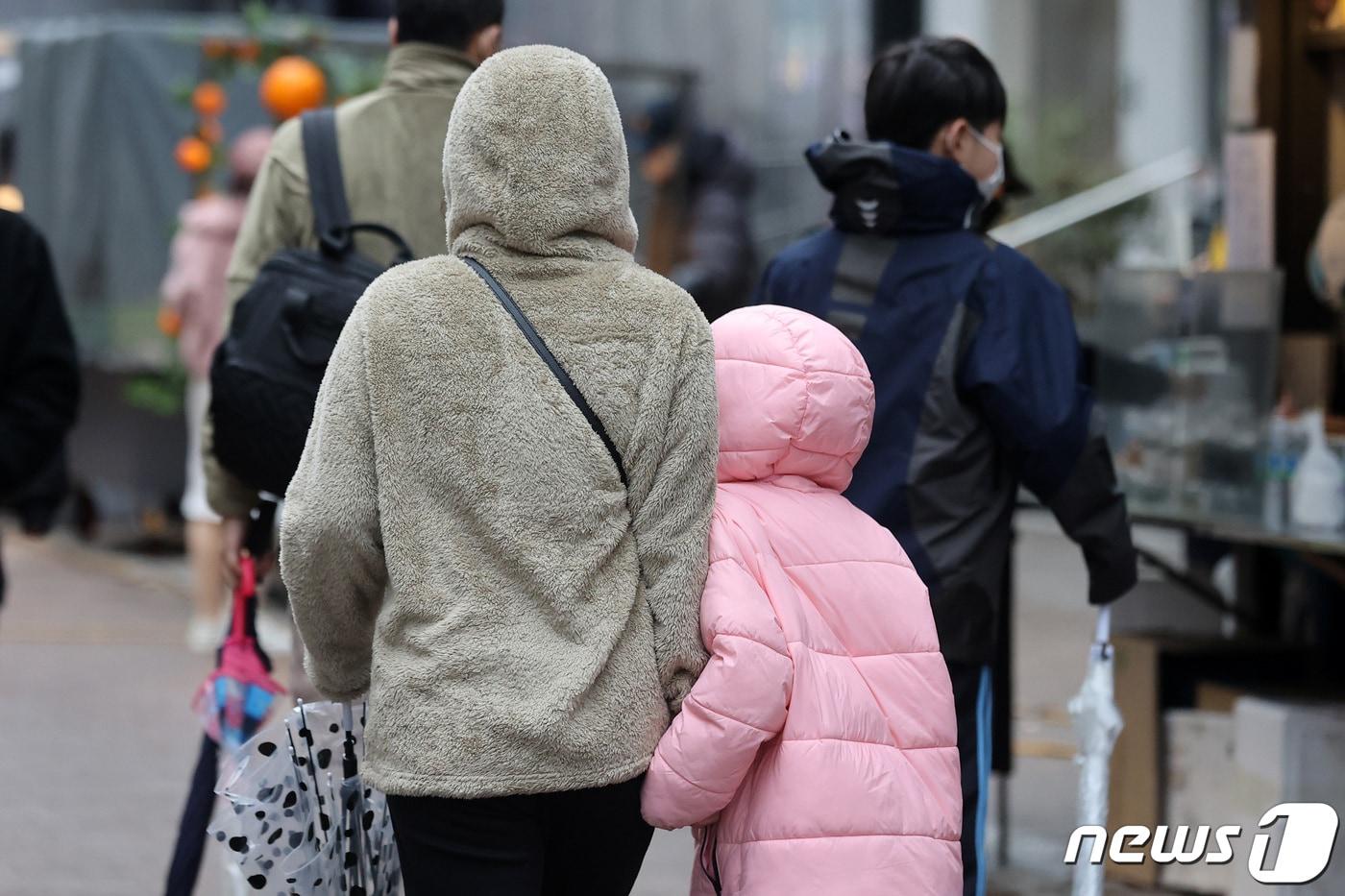 13일 월요일은 전국이 대체로 맑지만 아침 기온이 큰 폭으로 떨어져 &#39;꽃샘추위&#39;가 나타나겠다. 바람도 강하게 불어 체감온도는 더욱 낮다. 2023.3.12/뉴스1 ⓒ News1 조태형 기자