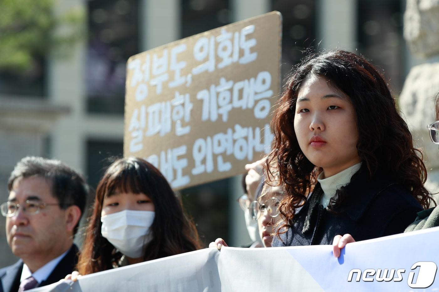 청소년기후행동 활동가들과 변호인단이 지난해 서울 종로구 헌법재판소 앞에서 열린 &#39;기후 헌법소원 청구 3년, 더 이상 미룰 수 없다 : 이제는 위기가 아닌 판결의 시간&#39; 기자회견에서 헌재의 판결을 촉구하고 있다.  ⓒ News1 안은나 기자