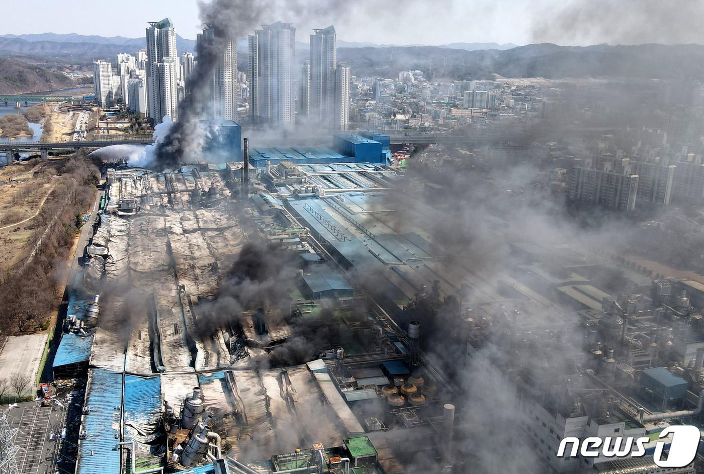 13일 대전 대덕구 목상동 한국타이어 대전공장에서 화재가 발생해 약 13시간 만에 주불이 진화된 공장 위로 연기가 보이고 있다. 소방당국은 오전 11시 대응 3단계를 2단계로 하향했으며, 오후 6시 완진을 목표로 총력대응한다는 방침이다. 2023.3.13/뉴스1 ⓒ News1 김기태 기자