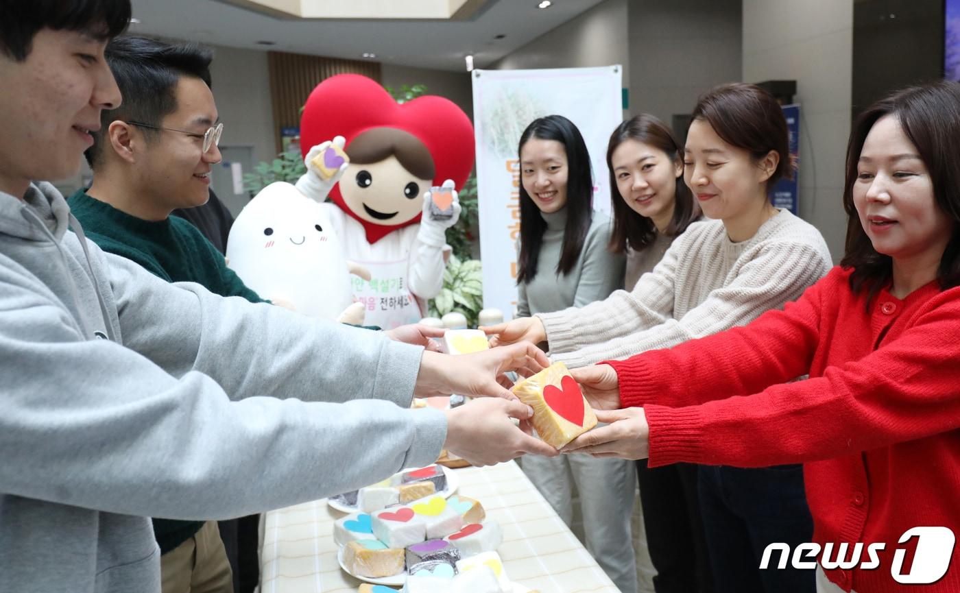 13일 전북 완주군 농촌진흥청 국립식량과학원에서 연구원들이 우리 쌀 소비 촉진 일환으로 화이트데이 사탕 대신 쌀로 만든 백설기 나눔 행사를 열고 형형색색의 백설기를 선보이고 있다. 2023.3.13/뉴스1 ⓒ News1 유경석 기자