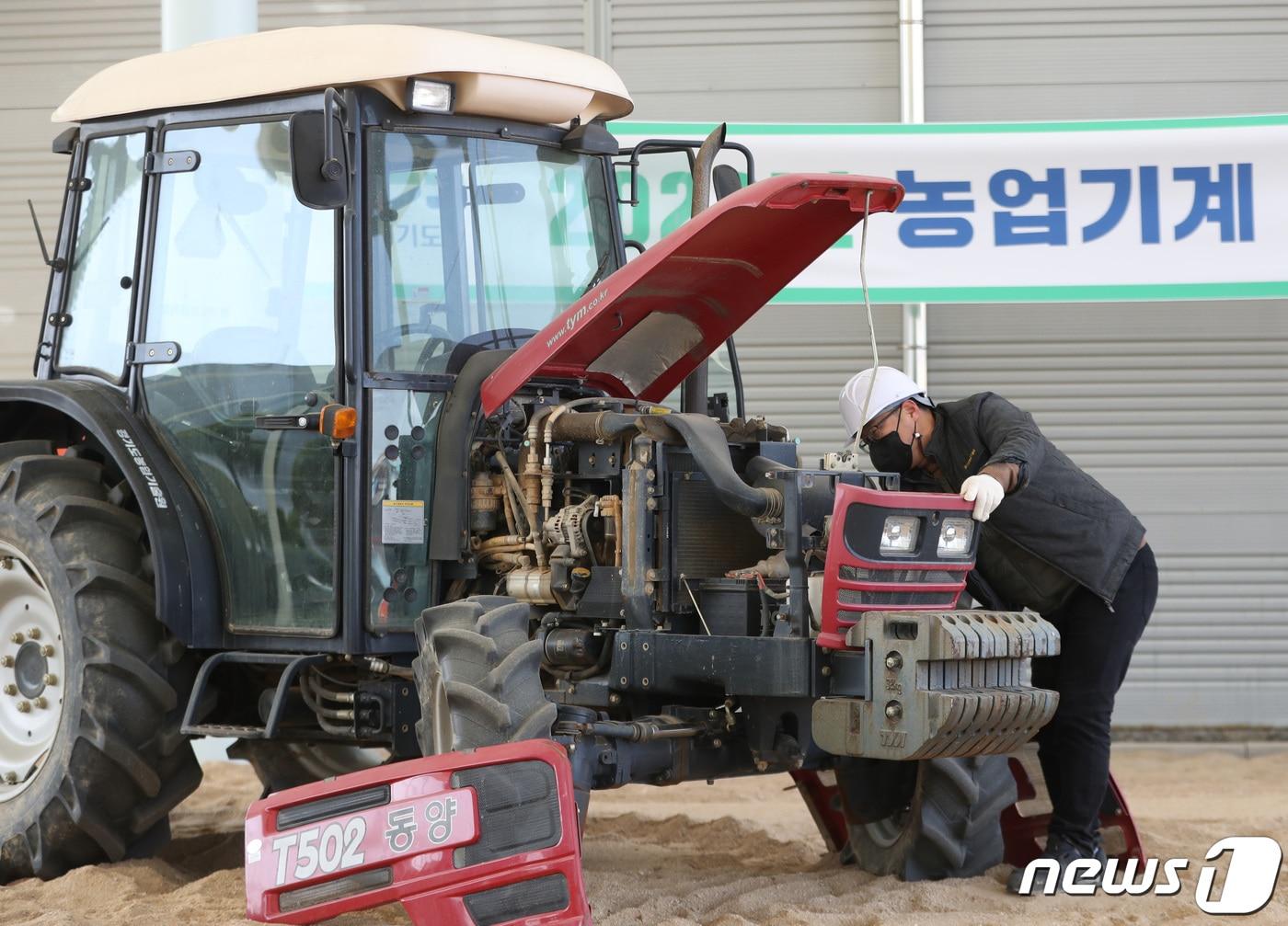 경기 화성시 경기도농업기술원에서 관계자들이 농기계 점검을 하고 있다. 2023.3.13/뉴스1 ⓒ News1 김영운 기자