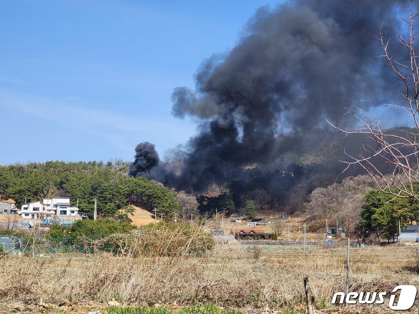 13일 낮 12시 3분께 충남 아산시 신인동의 한 야산에서 불이 나 잡목 등을 태우고 50여 분 만에 진화됐다. &#40;독자제공&#41;